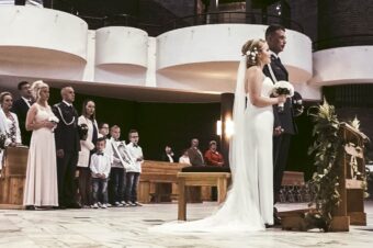 Romantyczny nowoczesny teledysk ze ślubu w Katowicach wraz z Karoliną i Łukaszem